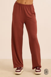 מכנס מתרחב, בשילוב גומי בחגורה ושרוך פנימי, כיסים צדדים, בגוון אדמה