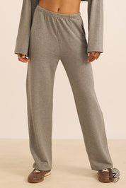 מכנס מתרחב, בשילוב גומי בחגורה ושרוך פנימי, כיסים צדדים, בגוון אפור מלאנג