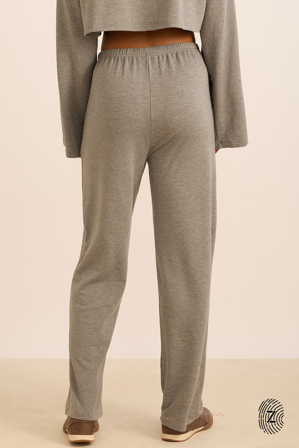 מכנס מתרחב, בשילוב גומי בחגורה ושרוך פנימי, כיסים צדדים, בגוון אפור מלאנג