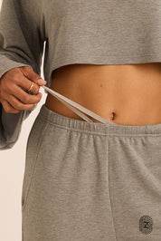 מכנס מתרחב, בשילוב גומי בחגורה ושרוך פנימי, כיסים צדדים, בגוון אפור מלאנג