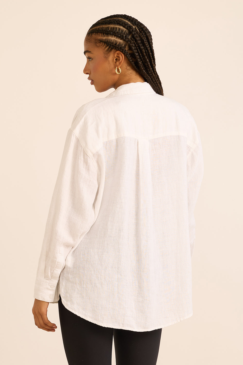 חולצה מכופתרת שרוול ארוך מבד 100% לינן בגוון לבן 