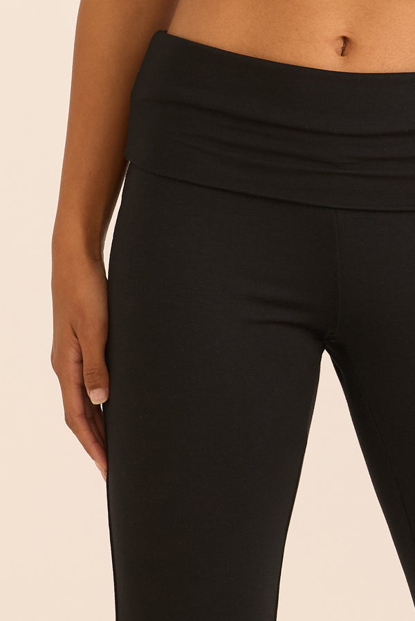 מכנס מתרחב מבד comfy+ מהסדרה של עינב כהן, חגורה גבוהה אשר ניתנת לקיפול, הדגם מיועד ליום-יום, ולא לאימונים, אינו מנדף זיעה ואינו מחטב. גוון שחור