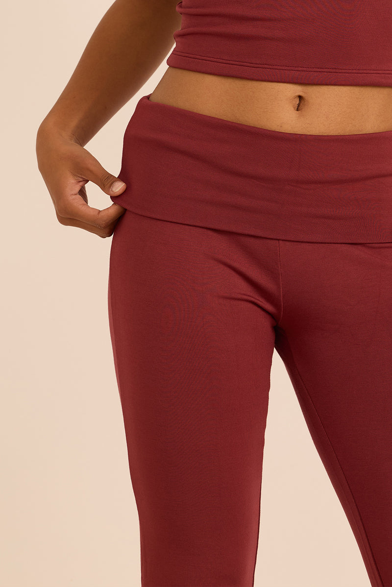 מכנס מתרחב מבד comfy+ מהסדרה של עינב כהן, חגורה גבוהה אשר ניתנת לקיפול, הדגם מיועד ליום-יום, ולא לאימונים, אינו מנדף זיעה ואינו מחטב. גוון בורדו