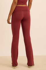 מכנס מתרחב מבד comfy+ מהסדרה של עינב כהן, חגורה גבוהה אשר ניתנת לקיפול, הדגם מיועד ליום-יום, ולא לאימונים, אינו מנדף זיעה ואינו מחטב. גוון בורדו