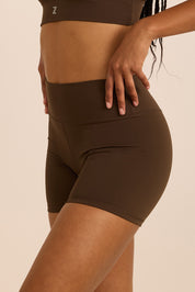 שורט מבד elevated polyamide בגוון חום, חגורת אמצע