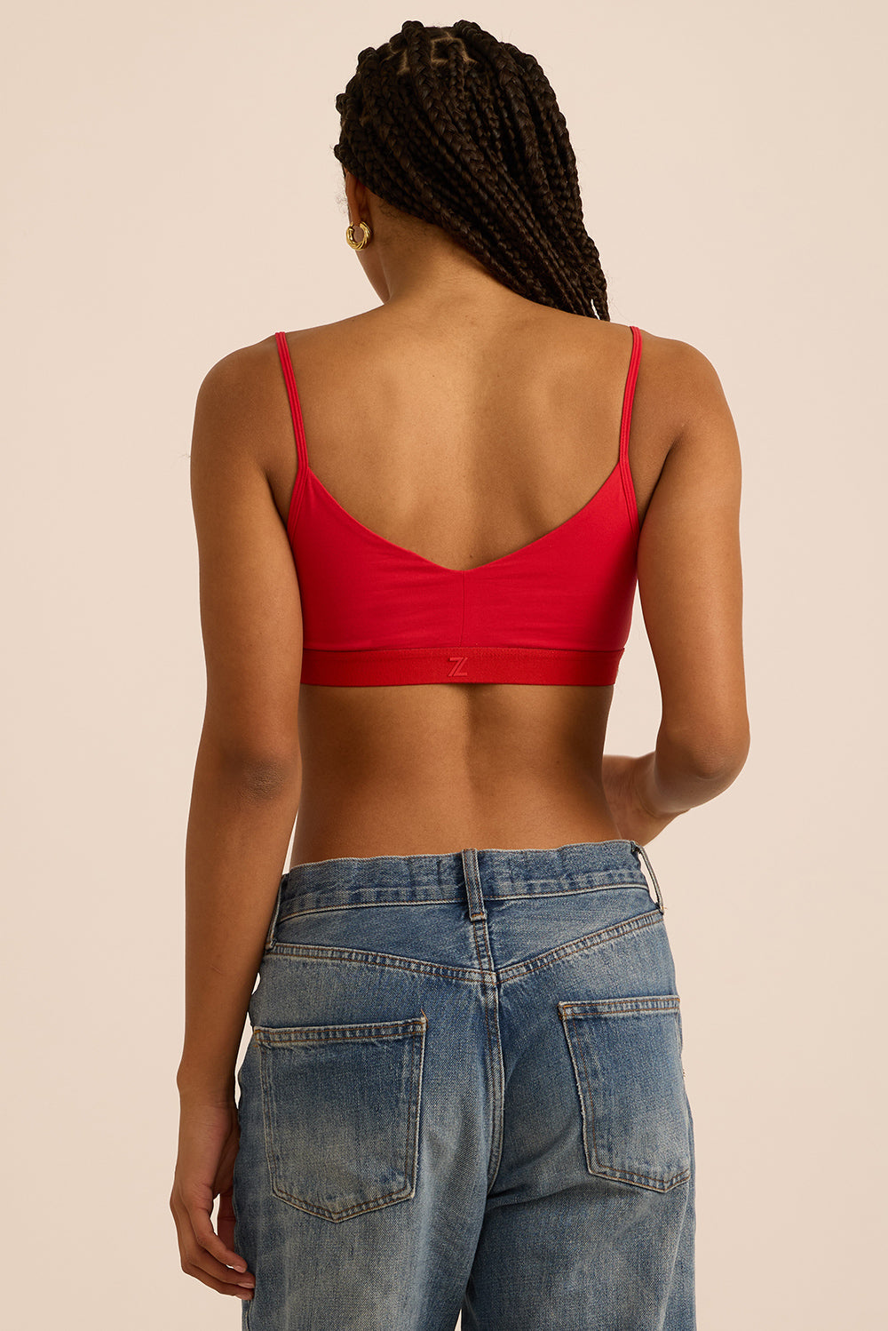 טופ בייסיק מבד כותנה,מתאים לפעילות היומיומית,כתפיות דקות, ללא פתח להכנסת ריפוד וללא ריפוד,  ובגוון אדום