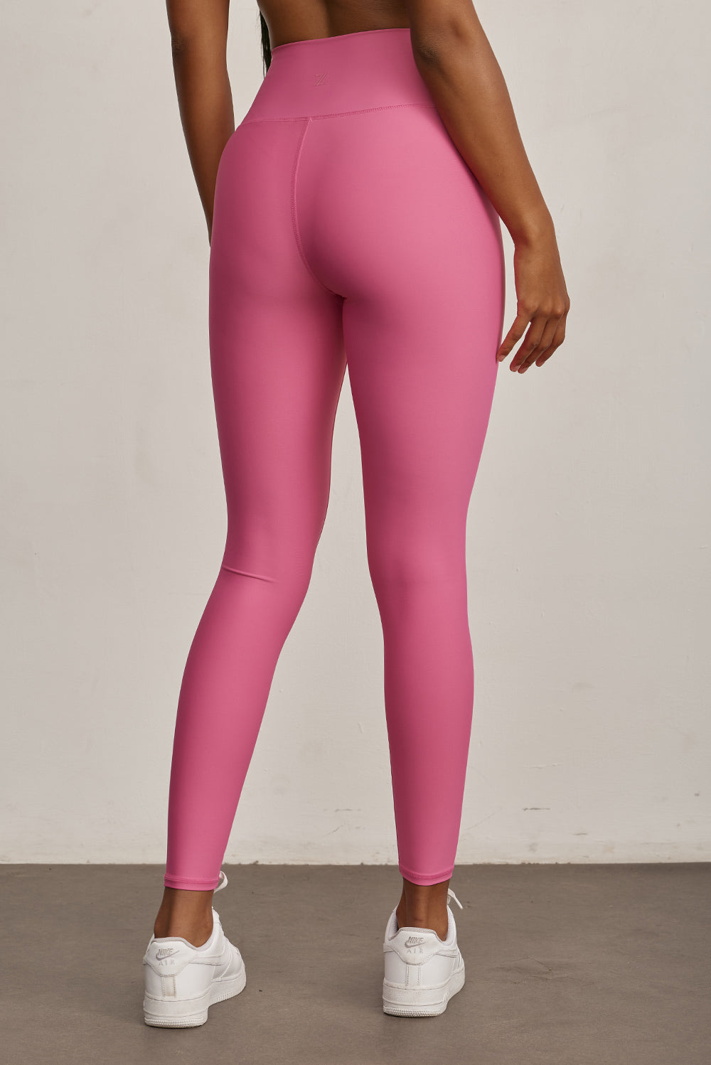 .FABRIC: 4 WAY STRETCH FABRICהבד המתקדם ביותר שלנו המאופיין באלסטיות ניכרת לאורך כל ארבעת הצירים הראשיים, הבגד עוקב בצורה מושלמת אחר תנועות הגוף ומבטיח חופש פעולה מירבי.גזרה גבוהה מאוד.לוגו Z בחגורת הטייץ בחלק האחורי.גוון ורוד.