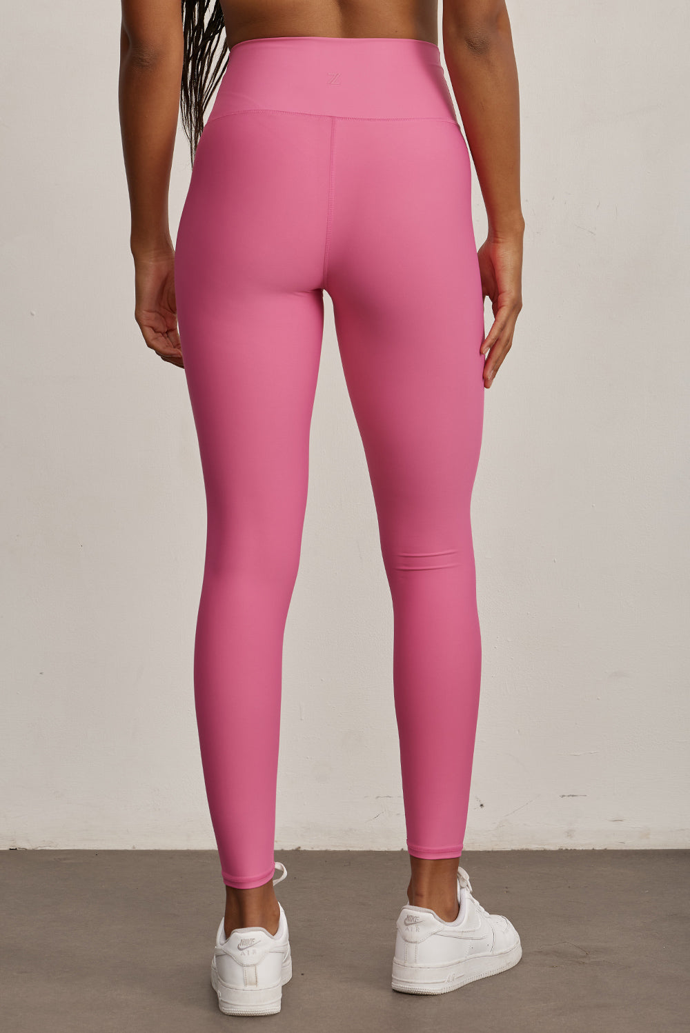 .FABRIC: 4 WAY STRETCH FABRICהבד המתקדם ביותר שלנו המאופיין באלסטיות ניכרת לאורך כל ארבעת הצירים הראשיים, הבגד עוקב בצורה מושלמת אחר תנועות הגוף ומבטיח חופש פעולה מירבי.גזרה גבוהה מאוד.לוגו Z בחגורת הטייץ בחלק האחורי.גוון ורוד.