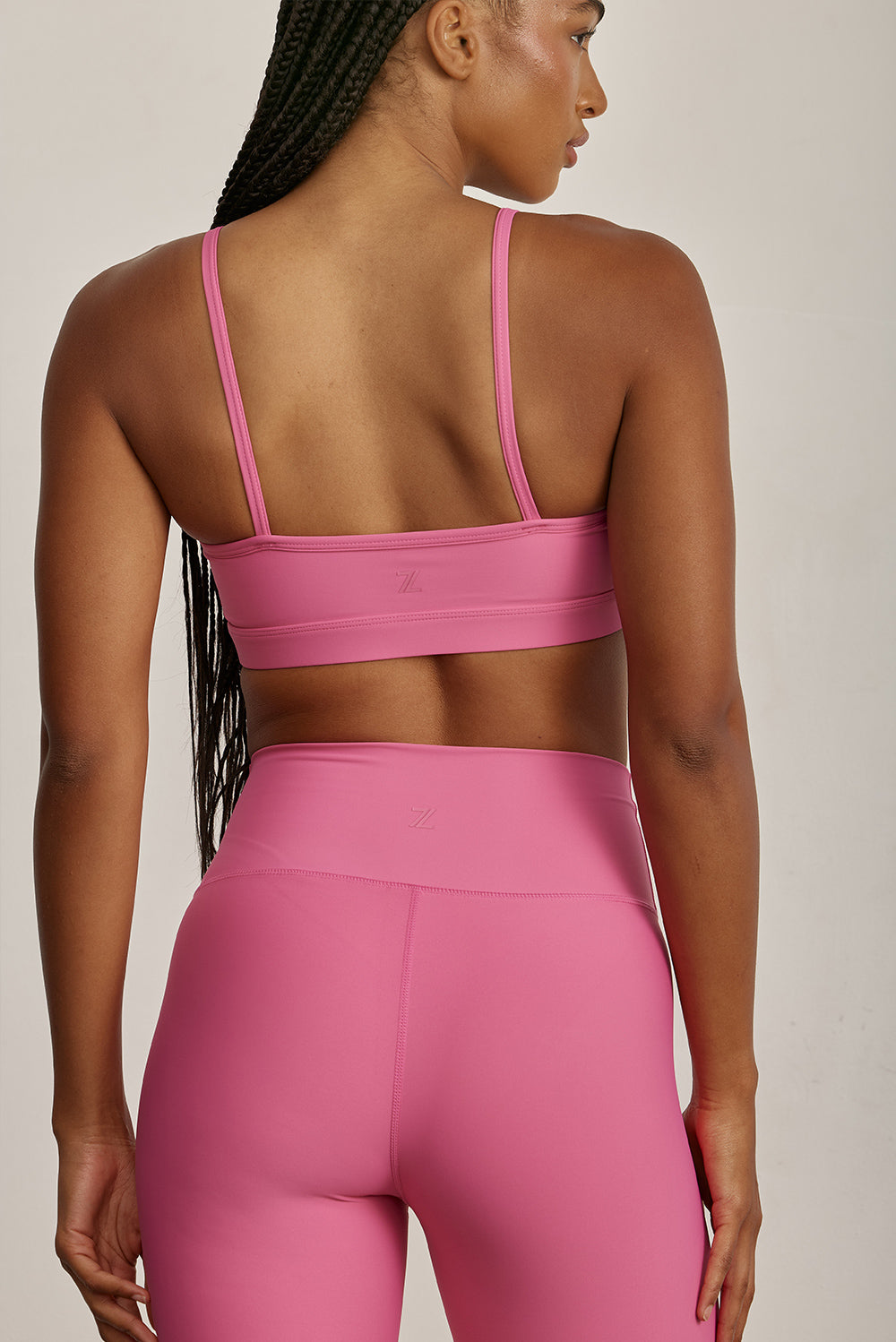 .FABRIC: 4 WAY STRETCH FABRICטופ מבד 4 כיוונים המתקדם ביותר שלנו, אשר מאופיין באלסטיות ניכרת לאורך כל ארבעת הצירים הראשיים, הבגד עוקב בצורה מושלמת אחר תנועות הגוף ומבטיח חופש פעולה מירבי.גזרה קלאסית קצרה ומחמיאההטופ בשילוב רצועות דקות.הטופ ללא ריפוד וגם ללא פתח להכנסת ריפוד.גוון ורוד.