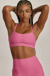 .FABRIC: 4 WAY STRETCH FABRICטופ מבד 4 כיוונים המתקדם ביותר שלנו, אשר מאופיין באלסטיות ניכרת לאורך כל ארבעת הצירים הראשיים, הבגד עוקב בצורה מושלמת אחר תנועות הגוף ומבטיח חופש פעולה מירבי.גזרה קלאסית קצרה ומחמיאההטופ בשילוב רצועות דקות.הטופ ללא ריפוד וגם ללא פתח להכנסת ריפוד.גוון ורוד.