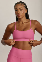 .FABRIC: 4 WAY STRETCH FABRICטופ מבד 4 כיוונים המתקדם ביותר שלנו, אשר מאופיין באלסטיות ניכרת לאורך כל ארבעת הצירים הראשיים, הבגד עוקב בצורה מושלמת אחר תנועות הגוף ומבטיח חופש פעולה מירבי.גזרה קלאסית קצרה ומחמיאההטופ בשילוב רצועות דקות.הטופ ללא ריפוד וגם ללא פתח להכנסת ריפוד.גוון ורוד.