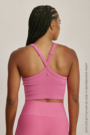 Z RIBBED TANKטופ ריב בגזרת קרופ מבד עם טקסטורת פסי ריב.ריפוד נשלף לנוחות והתאמה אישית.רצועות מתכוונות בגב הפריט להתאמה. לוגו Z מחזיר אור בגב הפריט.גוון ורוד.לתשומת לבך, מדובר בסוג בד שונה מהטייץ ולכן יתכנו שינויים בגוון.