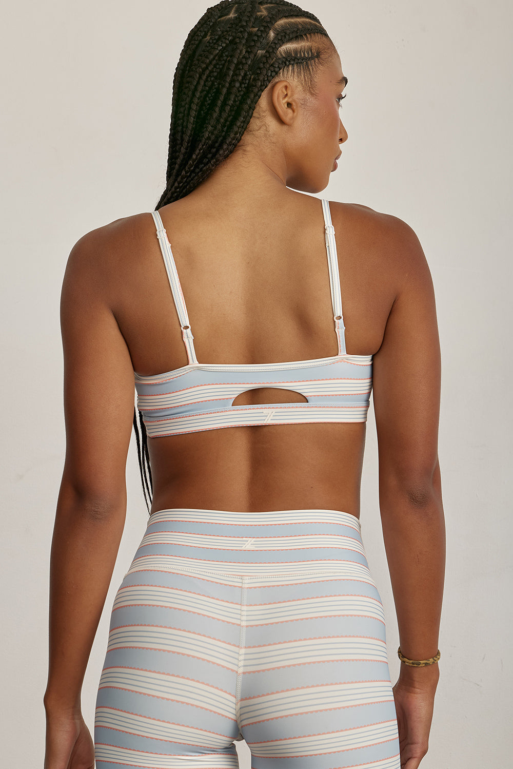 FABRIC: 4 WAY STRETCH FABRIC.טופ מבד 4 כיוונים המתקדם ביותר שלנו, אשר מאופיין באלסטיות ניכרת לאורך כל ארבעת הצירים הראשיים, הבגד עוקב בצורה מושלמת אחר תנועות הגוף ומבטיח חופש פעולה מירבי.גזרה קלאסית קצרה ומחמיאההטופ בשילוב רצועות מתכווננות בגב הטופ.הטופ בשילוב ריפוד נשלף.הדפס פסים.