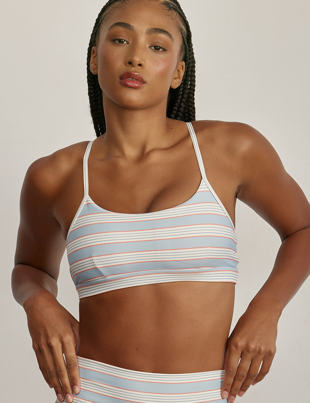 FABRIC: 4 WAY STRETCH FABRIC.טופ מבד 4 כיוונים המתקדם ביותר שלנו, אשר מאופיין באלסטיות ניכרת לאורך כל ארבעת הצירים הראשיים, הבגד עוקב בצורה מושלמת אחר תנועות הגוף ומבטיח חופש פעולה מירבי.גזרה קלאסית קצרה ומחמיאההטופ בשילוב רצועות מתכווננות בגב הטופ.הטופ בשילוב ריפוד נשלף.הדפס פסים.