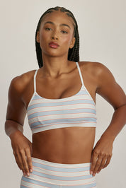 FABRIC: 4 WAY STRETCH FABRIC.טופ מבד 4 כיוונים המתקדם ביותר שלנו, אשר מאופיין באלסטיות ניכרת לאורך כל ארבעת הצירים הראשיים, הבגד עוקב בצורה מושלמת אחר תנועות הגוף ומבטיח חופש פעולה מירבי.גזרה קלאסית קצרה ומחמיאההטופ בשילוב רצועות מתכווננות בגב הטופ.הטופ בשילוב ריפוד נשלף.הדפס פסים.