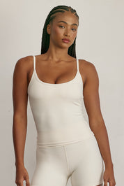 FABRIC: 4 WAY STRETCH FABRIC.גופייה מבד 4 כיוונים המתקדם, אשר מאופיין באלסטיות ניכרת לאורך כל ארבעת הצירים הראשיים, הבגד עוקב בצורה מושלמת אחר תנועות הגוף ומבטיח חופש פעולה מירבי.גזרה קלאסית, מעט ארוכה.הגופייה בשילוב שכבה פנימית וריפוד נשלף. לוגו Z בגב הפריט.הגופייה בשילוב רצועות מתכווננות בגב הפריט.גוון שמנת (פחות אטום).