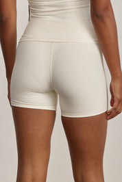 FABRIC: 4 WAY STRETCH FABRIC.הבד המתקדם ביותר שלנו המאופיין באלסטיות ניכרת לאורך כל ארבעת הצירים הראשיים, הבגד עוקב בצורה מושלמת אחר תנועות הגוף ומבטיח חופש פעולה מירבי.שורט קצר עם חגורה גבוהה.לוגו Z בחגורת הטייץ בחלק האחורי.גוון שמנת.לתשומת לבך - מדובר בגוון בהיר, מומלץ ללבוש תחתון ללא תפר בצבע גוף, לא מדובר באותה רמת אטימות כפי שיש בגוונים הכהים.
