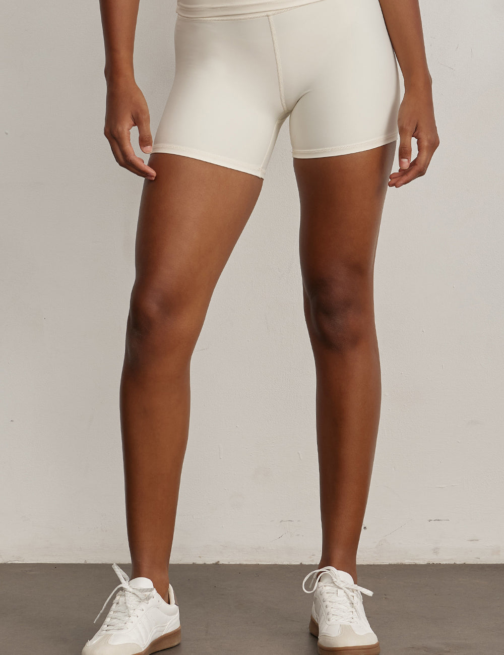 FABRIC: 4 WAY STRETCH FABRIC.הבד המתקדם ביותר שלנו המאופיין באלסטיות ניכרת לאורך כל ארבעת הצירים הראשיים, הבגד עוקב בצורה מושלמת אחר תנועות הגוף ומבטיח חופש פעולה מירבי.שורט קצר עם חגורה גבוהה.לוגו Z בחגורת הטייץ בחלק האחורי.גוון שמנת.לתשומת לבך - מדובר בגוון בהיר, מומלץ ללבוש תחתון ללא תפר בצבע גוף, לא מדובר באותה רמת אטימות כפי שיש בגוונים הכהים.