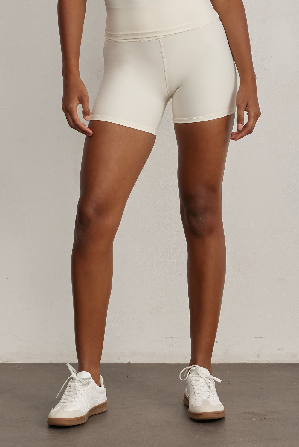 FABRIC: 4 WAY STRETCH FABRIC.הבד המתקדם ביותר שלנו המאופיין באלסטיות ניכרת לאורך כל ארבעת הצירים הראשיים, הבגד עוקב בצורה מושלמת אחר תנועות הגוף ומבטיח חופש פעולה מירבי.שורט קצר עם חגורה גבוהה.לוגו Z בחגורת הטייץ בחלק האחורי.גוון שמנת.לתשומת לבך - מדובר בגוון בהיר, מומלץ ללבוש תחתון ללא תפר בצבע גוף, לא מדובר באותה רמת אטימות כפי שיש בגוונים הכהים.