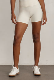 FABRIC: 4 WAY STRETCH FABRIC.הבד המתקדם ביותר שלנו המאופיין באלסטיות ניכרת לאורך כל ארבעת הצירים הראשיים, הבגד עוקב בצורה מושלמת אחר תנועות הגוף ומבטיח חופש פעולה מירבי.שורט קצר עם חגורה גבוהה.לוגו Z בחגורת הטייץ בחלק האחורי.גוון שמנת.לתשומת לבך - מדובר בגוון בהיר, מומלץ ללבוש תחתון ללא תפר בצבע גוף, לא מדובר באותה רמת אטימות כפי שיש בגוונים הכהים.