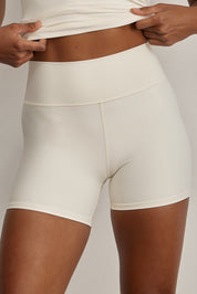 FABRIC: 4 WAY STRETCH FABRIC.הבד המתקדם ביותר שלנו המאופיין באלסטיות ניכרת לאורך כל ארבעת הצירים הראשיים, הבגד עוקב בצורה מושלמת אחר תנועות הגוף ומבטיח חופש פעולה מירבי.שורט קצר עם חגורה גבוהה.לוגו Z בחגורת הטייץ בחלק האחורי.גוון שמנת.לתשומת לבך - מדובר בגוון בהיר, מומלץ ללבוש תחתון ללא תפר בצבע גוף, לא מדובר באותה רמת אטימות כפי שיש בגוונים הכהים.
