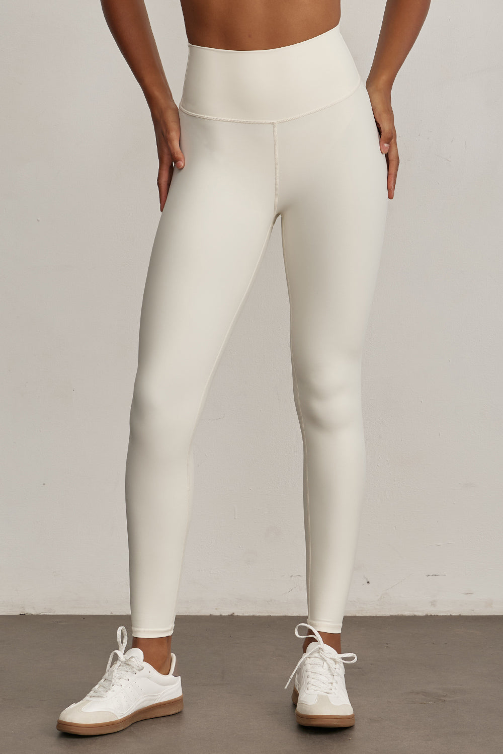 FABRIC: 4 WAY STRETCH FABRIC.הבד המתקדם ביותר שלנו המאופיין באלסטיות ניכרת לאורך כל ארבעת הצירים הראשיים, הבגד עוקב בצורה מושלמת אחר תנועות הגוף ומבטיח חופש פעולה מירבי.גזרה גבוהה מאוד.לוגו Z בחגורת הטייץ בחלק האחורי.גוון שמנת.*לתשומת לבך, מדובר בגוון בהיר ולכן מומלץ ללבוש תחתון ללא תפר בצבע גוף כי לא מדובר באותה רמת אטימות כפי שיש בגוונים הכהים.