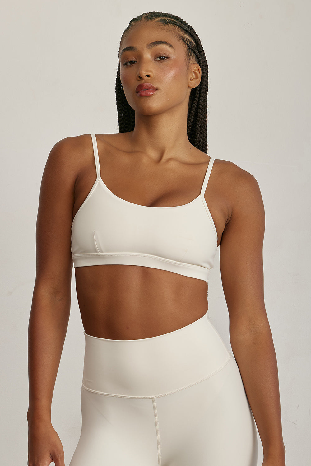 FABRIC: 4 WAY STRETCH FABRIC.טופ מבד 4 כיוונים המתקדם ביותר שלנו, אשר מאופיין באלסטיות ניכרת לאורך כל ארבעת הצירים הראשיים, הבגד עוקב בצורה מושלמת אחר תנועות הגוף ומבטיח חופש פעולה מירבי.גזרה קלאסית קצרה ומחמיאההטופ בשילוב רצועות מתכווננות בגב הטופ.הטופ בשילוב ריפוד נשלף.גוון שמנת.