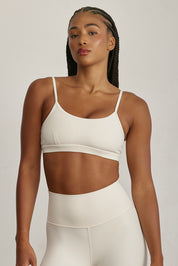 FABRIC: 4 WAY STRETCH FABRIC.טופ מבד 4 כיוונים המתקדם ביותר שלנו, אשר מאופיין באלסטיות ניכרת לאורך כל ארבעת הצירים הראשיים, הבגד עוקב בצורה מושלמת אחר תנועות הגוף ומבטיח חופש פעולה מירבי.גזרה קלאסית קצרה ומחמיאההטופ בשילוב רצועות מתכווננות בגב הטופ.הטופ בשילוב ריפוד נשלף.גוון שמנת.