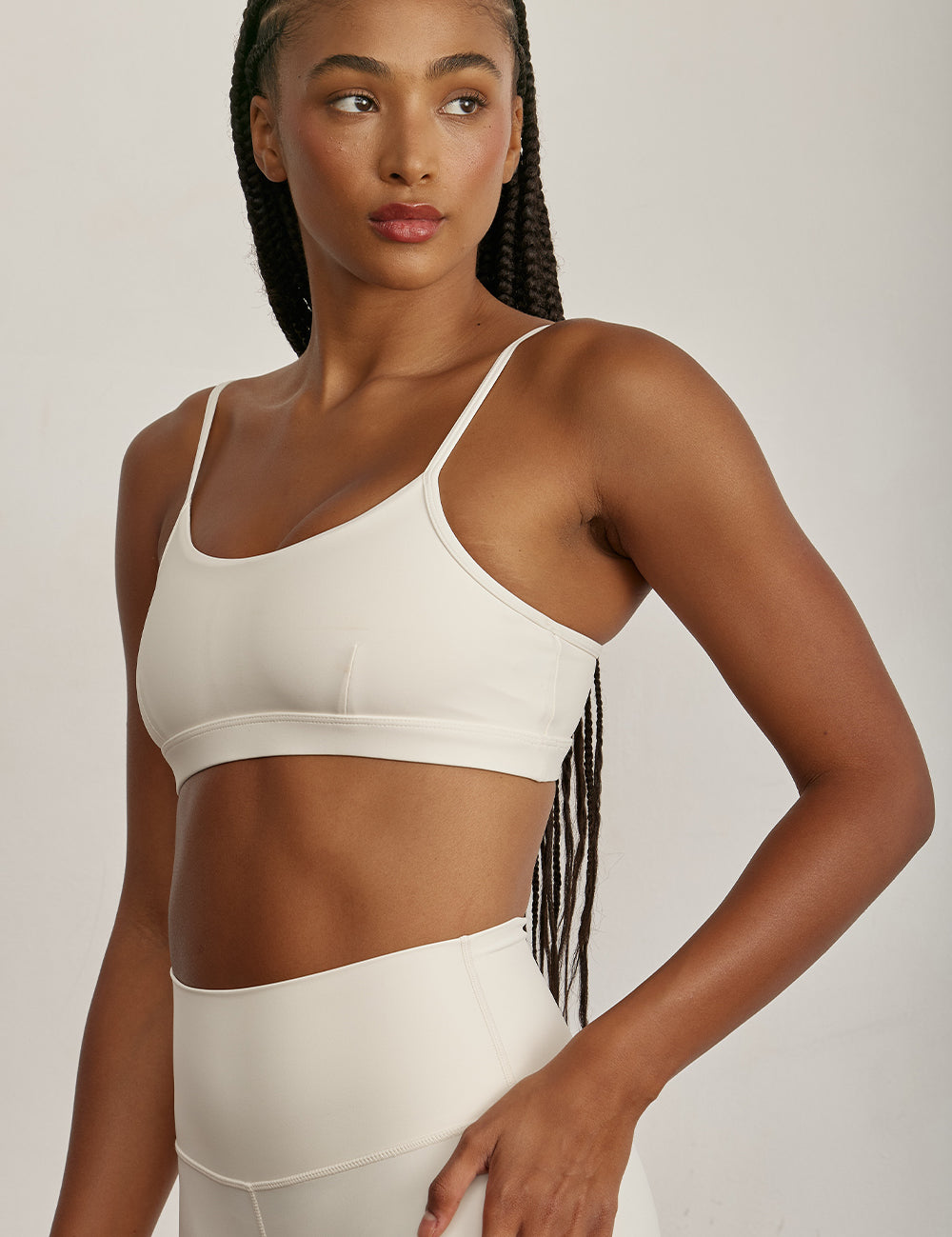 FABRIC: 4 WAY STRETCH FABRIC.טופ מבד 4 כיוונים המתקדם ביותר שלנו, אשר מאופיין באלסטיות ניכרת לאורך כל ארבעת הצירים הראשיים, הבגד עוקב בצורה מושלמת אחר תנועות הגוף ומבטיח חופש פעולה מירבי.גזרה קלאסית קצרה ומחמיאההטופ בשילוב רצועות מתכווננות בגב הטופ.הטופ בשילוב ריפוד נשלף.גוון שמנת.