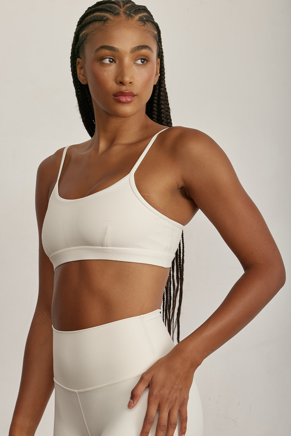 FABRIC: 4 WAY STRETCH FABRIC.טופ מבד 4 כיוונים המתקדם ביותר שלנו, אשר מאופיין באלסטיות ניכרת לאורך כל ארבעת הצירים הראשיים, הבגד עוקב בצורה מושלמת אחר תנועות הגוף ומבטיח חופש פעולה מירבי.גזרה קלאסית קצרה ומחמיאההטופ בשילוב רצועות מתכווננות בגב הטופ.הטופ בשילוב ריפוד נשלף.גוון שמנת.