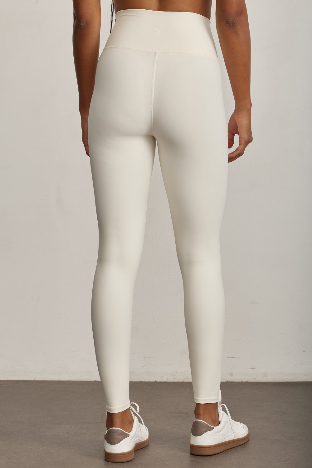 FABRIC: 4 WAY STRETCH FABRIC.הבד המתקדם ביותר שלנו המאופיין באלסטיות ניכרת לאורך כל ארבעת הצירים הראשיים, הבגד עוקב בצורה מושלמת אחר תנועות הגוף ומבטיח חופש פעולה מירבי.גזרה גבוהה מאוד.לוגו Z בחגורת הטייץ בחלק האחורי.גוון שמנת.*לתשומת לבך, מדובר בגוון בהיר ולכן מומלץ ללבוש תחתון ללא תפר בצבע גוף כי לא מדובר באותה רמת אטימות כפי שיש בגוונים הכהים.