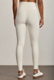 FABRIC: 4 WAY STRETCH FABRIC.הבד המתקדם ביותר שלנו המאופיין באלסטיות ניכרת לאורך כל ארבעת הצירים הראשיים, הבגד עוקב בצורה מושלמת אחר תנועות הגוף ומבטיח חופש פעולה מירבי.גזרה גבוהה מאוד.לוגו Z בחגורת הטייץ בחלק האחורי.גוון שמנת.*לתשומת לבך, מדובר בגוון בהיר ולכן מומלץ ללבוש תחתון ללא תפר בצבע גוף כי לא מדובר באותה רמת אטימות כפי שיש בגוונים הכהים.