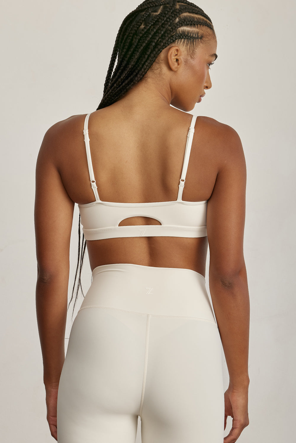 FABRIC: 4 WAY STRETCH FABRIC.טופ מבד 4 כיוונים המתקדם ביותר שלנו, אשר מאופיין באלסטיות ניכרת לאורך כל ארבעת הצירים הראשיים, הבגד עוקב בצורה מושלמת אחר תנועות הגוף ומבטיח חופש פעולה מירבי.גזרה קלאסית קצרה ומחמיאההטופ בשילוב רצועות מתכווננות בגב הטופ.הטופ בשילוב ריפוד נשלף.גוון שמנת.