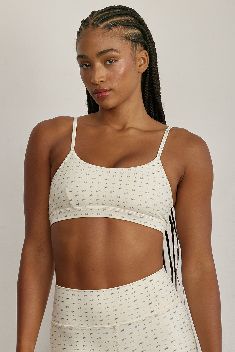 FABRIC: 4 WAY STRETCH FABRIC.טופ מבד 4 כיוונים המתקדם ביותר שלנו, אשר מאופיין באלסטיות ניכרת לאורך כל ארבעת הצירים הראשיים, הבגד עוקב בצורה מושלמת אחר תנועות הגוף ומבטיח חופש פעולה מירבי.גזרה קלאסית קצרה ומחמיאההטופ בשילוב רצועות מתכווננות בגב הטופ.הטופ בשילוב ריפוד נשלף.הדפס ברקע שמנת, דפוס פרח.