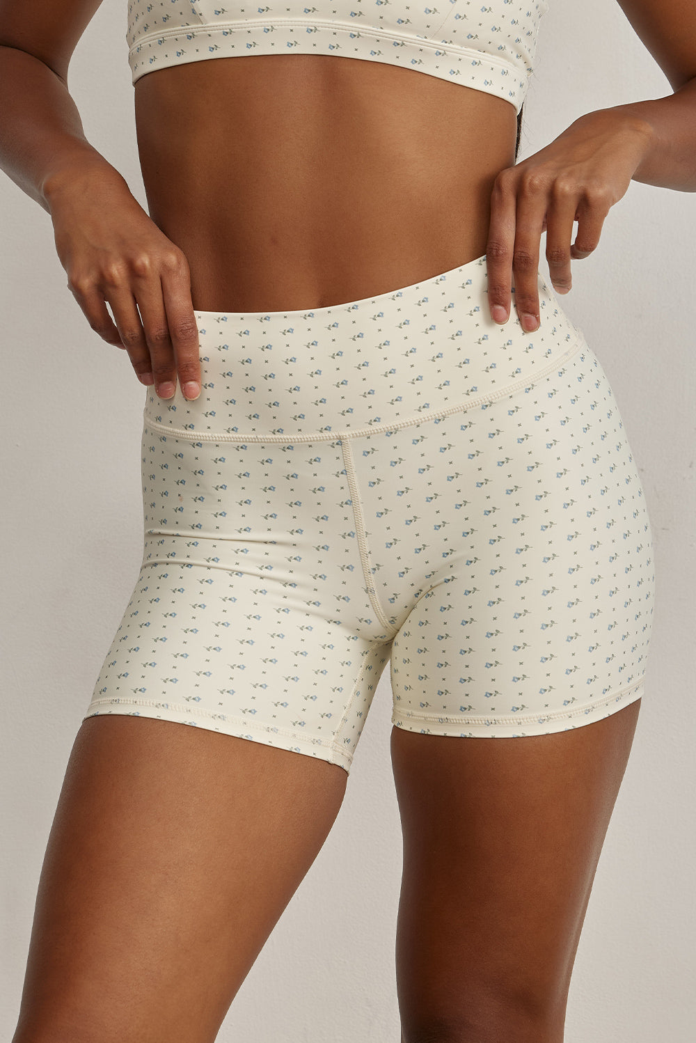 FABRIC: 4 WAY STRETCH FABRIC.הבד המתקדם ביותר שלנו המאופיין באלסטיות ניכרת לאורך כל ארבעת הצירים הראשיים, הבגד עוקב בצורה מושלמת אחר תנועות הגוף ומבטיח חופש פעולה מירבי.שורט קצר עם חגורה גבוהה.לוגו Z בחגורת הטייץ בחלק האחורי.דפוס פרחוני עדין ברקע שמנת .