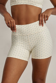 FABRIC: 4 WAY STRETCH FABRIC.הבד המתקדם ביותר שלנו המאופיין באלסטיות ניכרת לאורך כל ארבעת הצירים הראשיים, הבגד עוקב בצורה מושלמת אחר תנועות הגוף ומבטיח חופש פעולה מירבי.שורט קצר עם חגורה גבוהה.לוגו Z בחגורת הטייץ בחלק האחורי.דפוס פרחוני עדין ברקע שמנת .