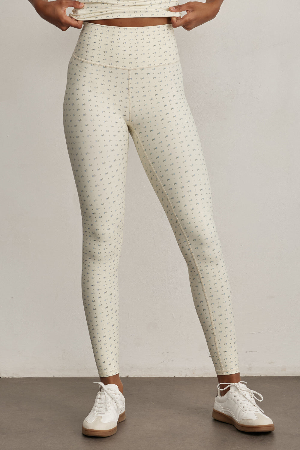 FABRIC: 4 WAY STRETCH FABRIC.הבד המתקדם ביותר שלנו המאופיין באלסטיות ניכרת לאורך כל ארבעת הצירים הראשיים, הבגד עוקב בצורה מושלמת אחר תנועות הגוף ומבטיח חופש פעולה מירבי.גזרה גבוהה.לוגו Z בחגורת הטייץ בחלק האחורי.הדפס פרחוני על בסיס רקע קרם.לתשומת לבך, בצבע בהיר כמו גוון זה מומלץ ללבוש תחתון ללא תפר.
