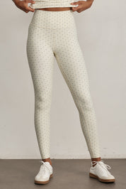 FABRIC: 4 WAY STRETCH FABRIC.הבד המתקדם ביותר שלנו המאופיין באלסטיות ניכרת לאורך כל ארבעת הצירים הראשיים, הבגד עוקב בצורה מושלמת אחר תנועות הגוף ומבטיח חופש פעולה מירבי.גזרה גבוהה.לוגו Z בחגורת הטייץ בחלק האחורי.הדפס פרחוני על בסיס רקע קרם.לתשומת לבך, בצבע בהיר כמו גוון זה מומלץ ללבוש תחתון ללא תפר.