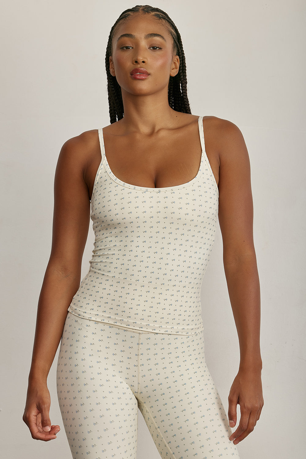 FABRIC: 4 WAY STRETCH FABRIC.גופייה מבד 4 כיוונים המתקדם, אשר מאופיין באלסטיות ניכרת לאורך כל ארבעת הצירים הראשיים, הבגד עוקב בצורה מושלמת אחר תנועות הגוף ומבטיח חופש פעולה מירבי.גזרה קלאסית, מעט ארוכה.הגופייה בשילוב שכבה פנימית וריפוד נשלף. לוגו Z בגב הפריט.הגופייה בשילוב רצועות מתכווננות בגב הפריט.דפוס פרחוני ברקע שמנת.