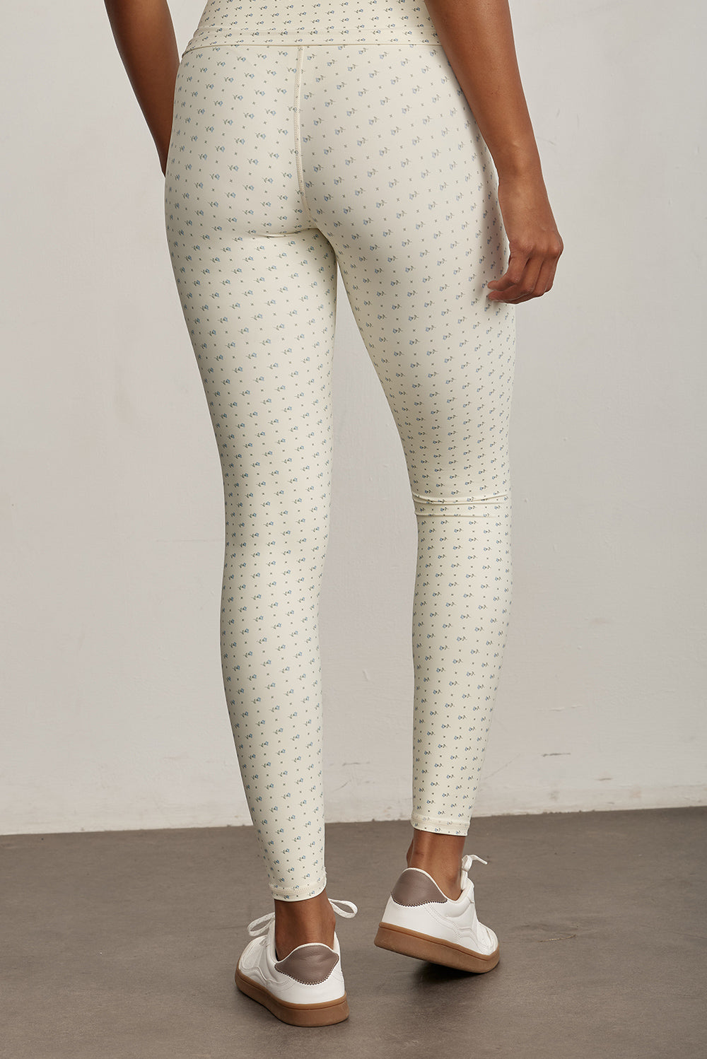 FABRIC: 4 WAY STRETCH FABRIC.הבד המתקדם ביותר שלנו המאופיין באלסטיות ניכרת לאורך כל ארבעת הצירים הראשיים, הבגד עוקב בצורה מושלמת אחר תנועות הגוף ומבטיח חופש פעולה מירבי.גזרה גבוהה.לוגו Z בחגורת הטייץ בחלק האחורי.הדפס פרחוני על בסיס רקע קרם.לתשומת לבך, בצבע בהיר כמו גוון זה מומלץ ללבוש תחתון ללא תפר.