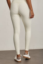 FABRIC: 4 WAY STRETCH FABRIC.הבד המתקדם ביותר שלנו המאופיין באלסטיות ניכרת לאורך כל ארבעת הצירים הראשיים, הבגד עוקב בצורה מושלמת אחר תנועות הגוף ומבטיח חופש פעולה מירבי.גזרה גבוהה.לוגו Z בחגורת הטייץ בחלק האחורי.הדפס פרחוני על בסיס רקע קרם.לתשומת לבך, בצבע בהיר כמו גוון זה מומלץ ללבוש תחתון ללא תפר.