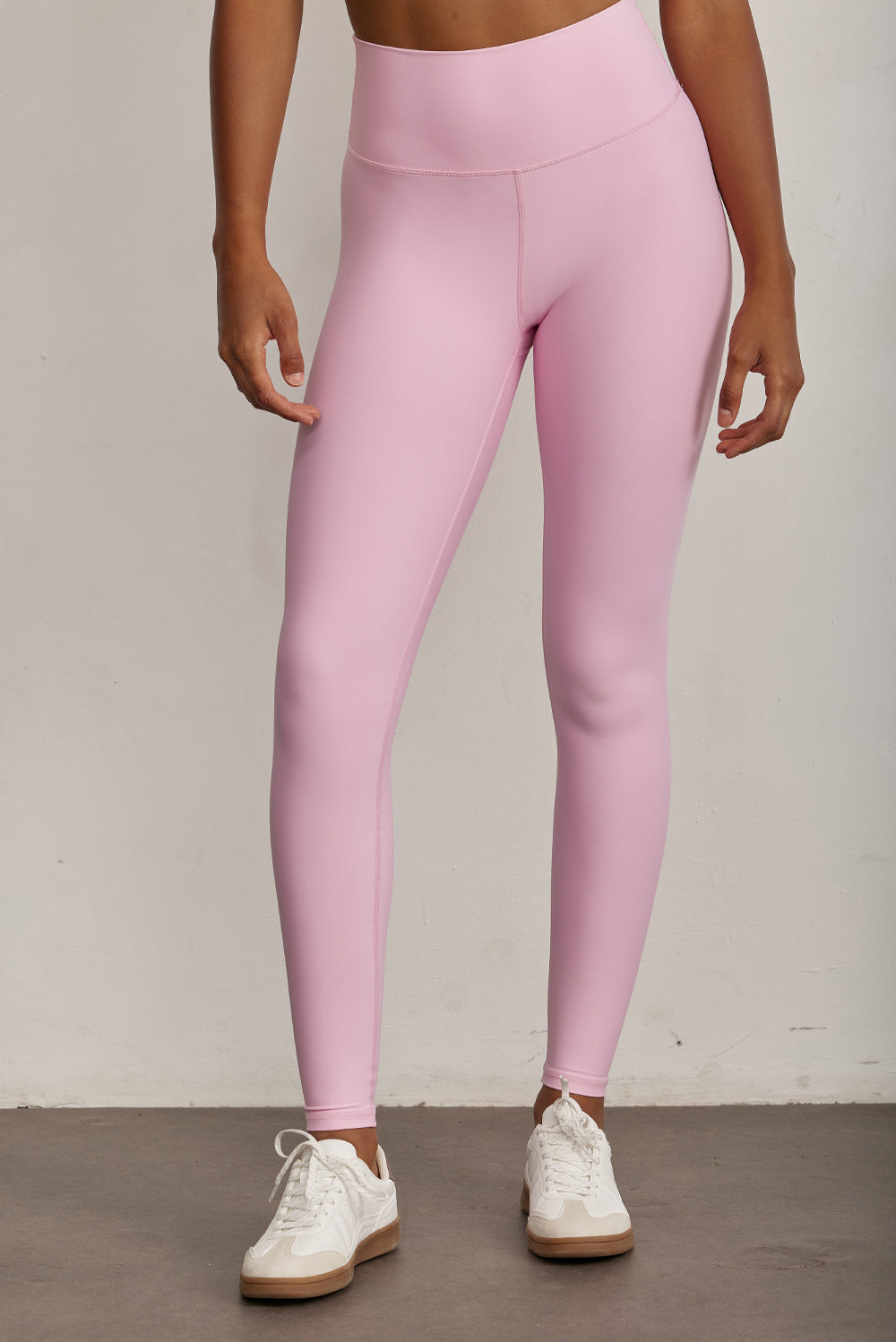 FABRIC: 4 WAY STRETCH FABRIC.הבד המתקדם ביותר שלנו המאופיין באלסטיות ניכרת לאורך כל ארבעת הצירים הראשיים, הבגד עוקב בצורה מושלמת אחר תנועות הגוף ומבטיח חופש פעולה מירבי.גזרה גבוהה מאוד.לוגו Z בחגורת הטייץ בחלק האחורי.גוון ורוד (מומלץ ללבוש עם גוון זה תחתון ללא תפר בצבע גוף) .
