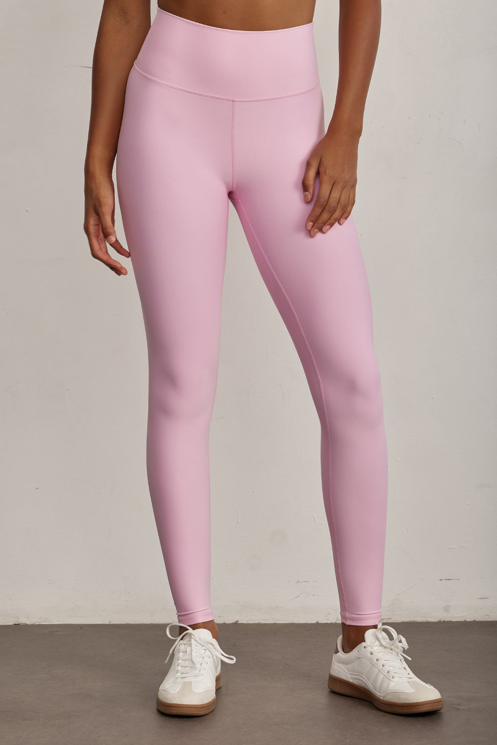 FABRIC: 4 WAY STRETCH FABRIC.הבד המתקדם ביותר שלנו המאופיין באלסטיות ניכרת לאורך כל ארבעת הצירים הראשיים, הבגד עוקב בצורה מושלמת אחר תנועות הגוף ומבטיח חופש פעולה מירבי.גזרה גבוהה מאוד.לוגו Z בחגורת הטייץ בחלק האחורי.גוון ורוד (מומלץ ללבוש עם גוון זה תחתון ללא תפר בצבע גוף) .