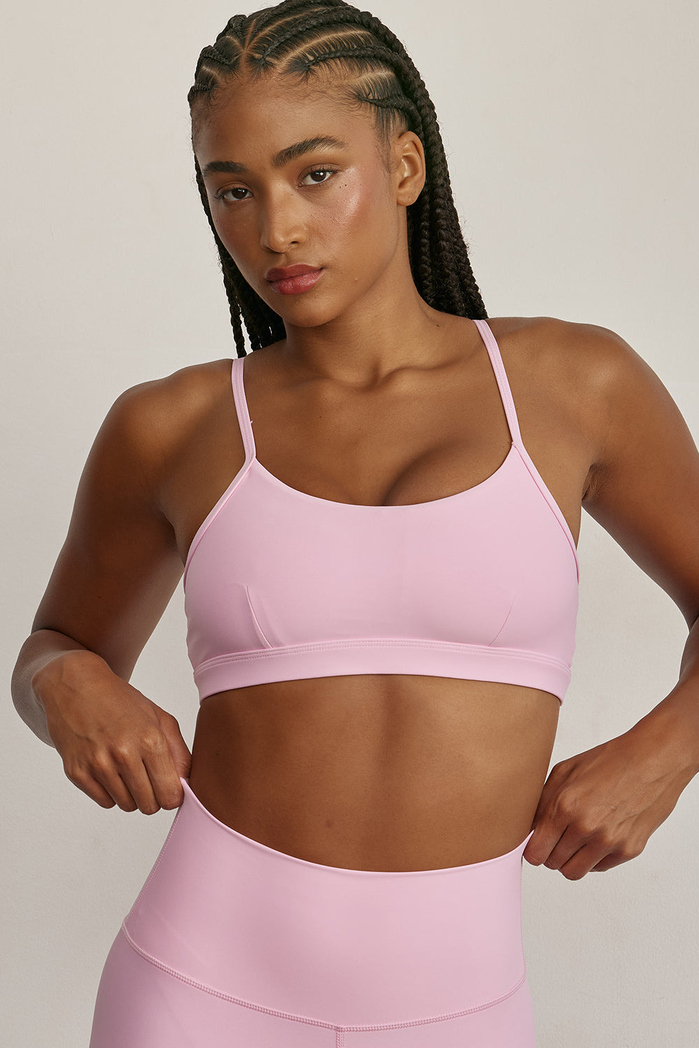 FABRIC: 4 WAY STRETCH FABRIC.טופ מבד 4 כיוונים המתקדם ביותר שלנו, אשר מאופיין באלסטיות ניכרת לאורך כל ארבעת הצירים הראשיים, הבגד עוקב בצורה מושלמת אחר תנועות הגוף ומבטיח חופש פעולה מירבי.גזרה קלאסית קצרה ומחמיאההטופ בשילוב רצועות מתכווננות בגב הטופ.הטופ בשילוב ריפוד נשלף.גוון ורוד.