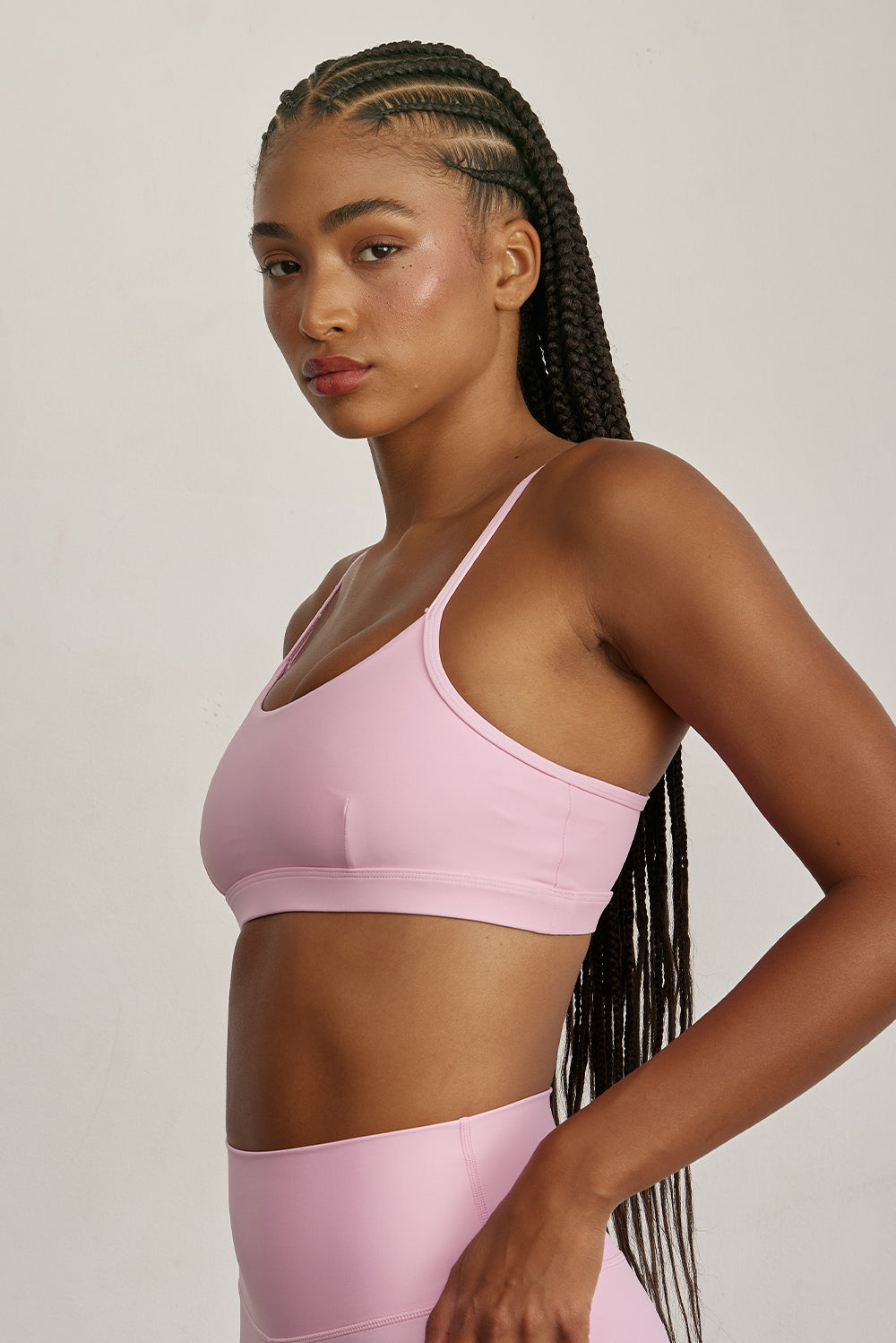 FABRIC: 4 WAY STRETCH FABRIC.טופ מבד 4 כיוונים המתקדם ביותר שלנו, אשר מאופיין באלסטיות ניכרת לאורך כל ארבעת הצירים הראשיים, הבגד עוקב בצורה מושלמת אחר תנועות הגוף ומבטיח חופש פעולה מירבי.גזרה קלאסית קצרה ומחמיאההטופ בשילוב רצועות מתכווננות בגב הטופ.הטופ בשילוב ריפוד נשלף.גוון ורוד.