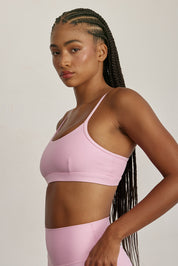 FABRIC: 4 WAY STRETCH FABRIC.טופ מבד 4 כיוונים המתקדם ביותר שלנו, אשר מאופיין באלסטיות ניכרת לאורך כל ארבעת הצירים הראשיים, הבגד עוקב בצורה מושלמת אחר תנועות הגוף ומבטיח חופש פעולה מירבי.גזרה קלאסית קצרה ומחמיאההטופ בשילוב רצועות מתכווננות בגב הטופ.הטופ בשילוב ריפוד נשלף.גוון ורוד.