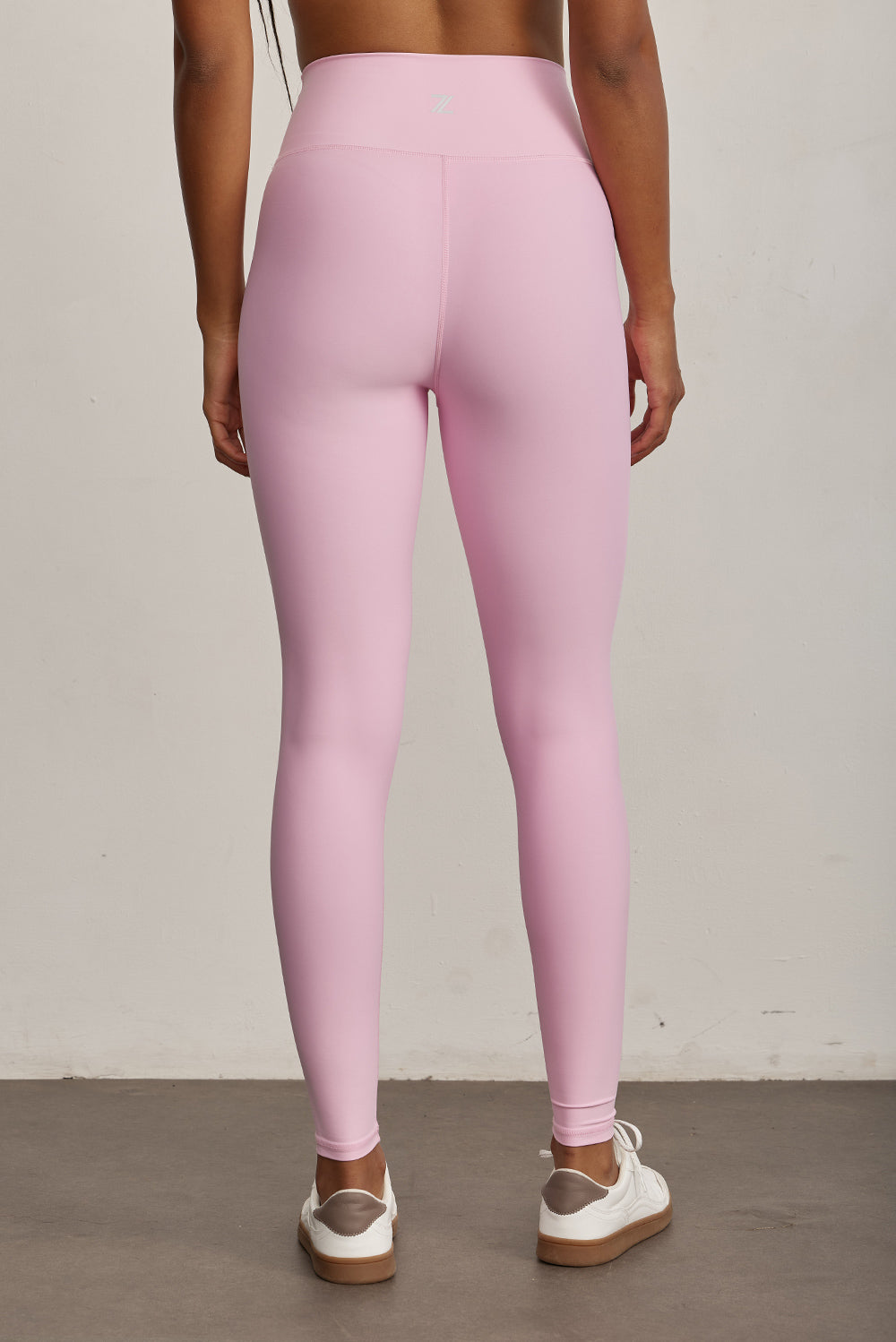 FABRIC: 4 WAY STRETCH FABRIC.הבד המתקדם ביותר שלנו המאופיין באלסטיות ניכרת לאורך כל ארבעת הצירים הראשיים, הבגד עוקב בצורה מושלמת אחר תנועות הגוף ומבטיח חופש פעולה מירבי.גזרה גבוהה מאוד.לוגו Z בחגורת הטייץ בחלק האחורי.גוון ורוד (מומלץ ללבוש עם גוון זה תחתון ללא תפר בצבע גוף) .