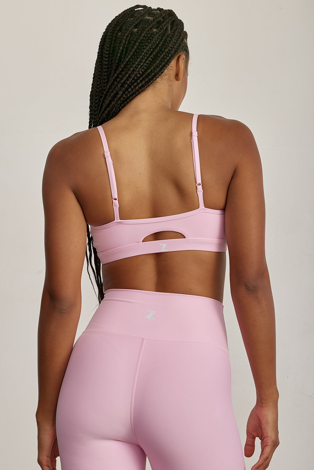 FABRIC: 4 WAY STRETCH FABRIC.טופ מבד 4 כיוונים המתקדם ביותר שלנו, אשר מאופיין באלסטיות ניכרת לאורך כל ארבעת הצירים הראשיים, הבגד עוקב בצורה מושלמת אחר תנועות הגוף ומבטיח חופש פעולה מירבי.גזרה קלאסית קצרה ומחמיאההטופ בשילוב רצועות מתכווננות בגב הטופ.הטופ בשילוב ריפוד נשלף.גוון ורוד.