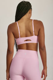 FABRIC: 4 WAY STRETCH FABRIC.טופ מבד 4 כיוונים המתקדם ביותר שלנו, אשר מאופיין באלסטיות ניכרת לאורך כל ארבעת הצירים הראשיים, הבגד עוקב בצורה מושלמת אחר תנועות הגוף ומבטיח חופש פעולה מירבי.גזרה קלאסית קצרה ומחמיאההטופ בשילוב רצועות מתכווננות בגב הטופ.הטופ בשילוב ריפוד נשלף.גוון ורוד.
