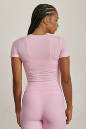 MADE FOR EVERYDAY WEAR, COTTON + חולצת שרוול קצר מבד כותנה, מתאימה לפעיליות היומיומית.נעימה מאוד ומחמאיה, גזרה צמודה. החולצה אינה מבד מנדף זיעה.צווארון עגול סגור.לוגו Z בגב הפריט. גוון ורוד (לא אטום). לתשומת לבך - מפני שמדובר בבד שונה, הגוון אינו תואם לפריטי הספורט.